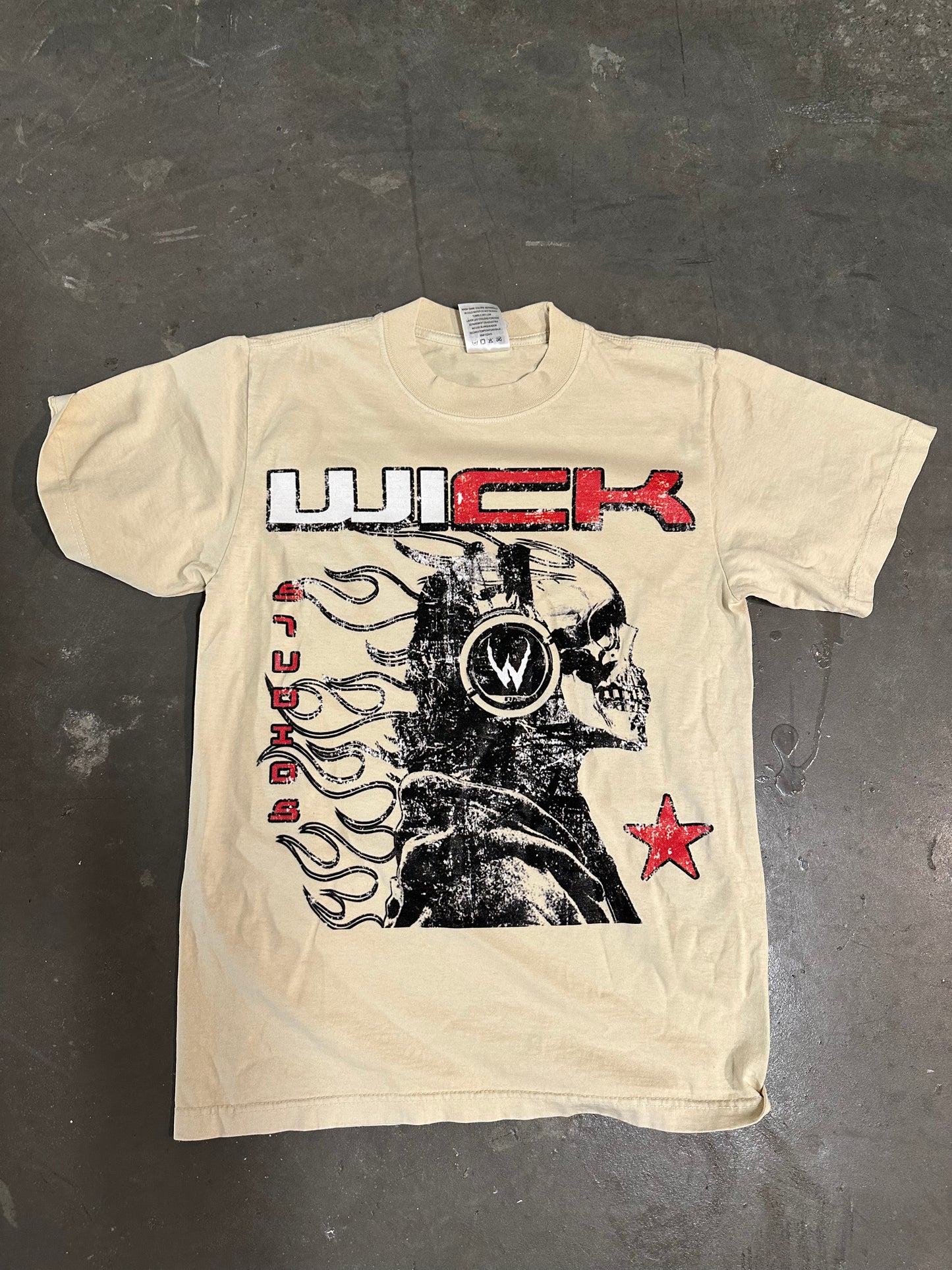 WICK HEADPHONES TEE